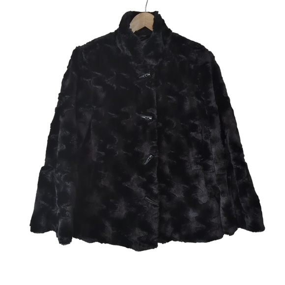 Regal Women’s Short Black Oversized Plush Soft Faux Fur Coat with Flared Sleeves - Picture 6 of 16